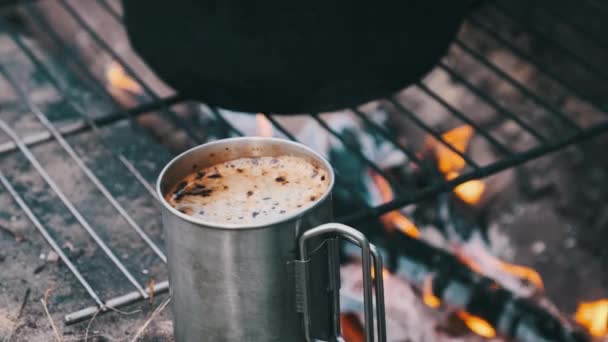 Kubek Samozaparzającą Się Aromatyczną Kawą Ognisku Przyrodzie Zbliżenie Tło Turystycznego — Wideo stockowe