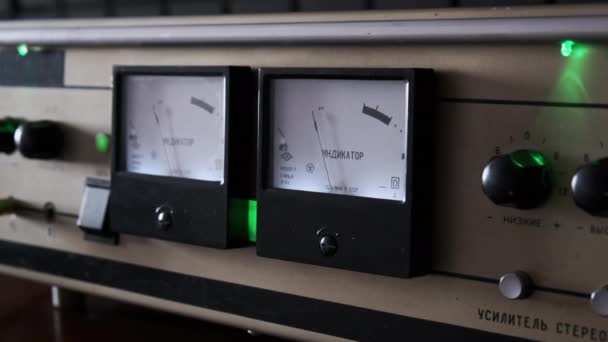 ヴィンテージダイヤルインジケータのサウンドレベル 自家製チューブアンプのレトロアローインジケータ 暖かい家の雰囲気 インジケータ ソ連製 ボリューム アンプ ステレオ 技術情報 — ストック動画