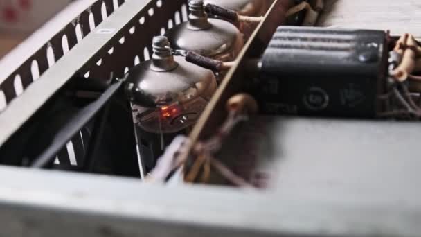 Аудіо Амперні Трубки Прогріваються Всередині Старовинного Звукового Підсилювача Світлові Радіоклапани — стокове відео
