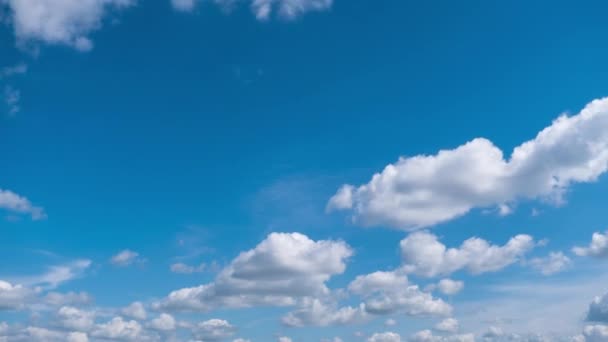 柔和的白色积云在蓝天中移动的时间 在多云的空间里 淡淡的云彩的背景会改变形状 自然背景 时间差 复制空间 — 图库视频影像