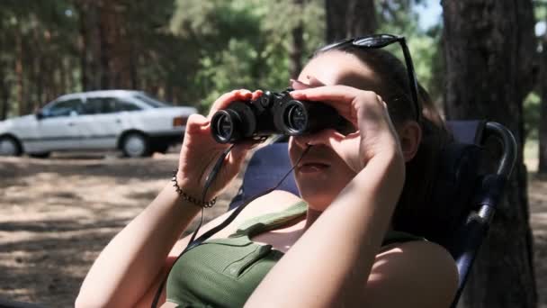 Genç Bir Kadın Şezlongda Otururken Dürbünle Bakar Kadınlar Orman Doğası — Stok video