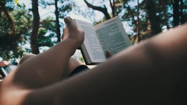Een Jonge Vrouw Leest Een Boek Natuur Zittend Een Chaise — Stockvideo
