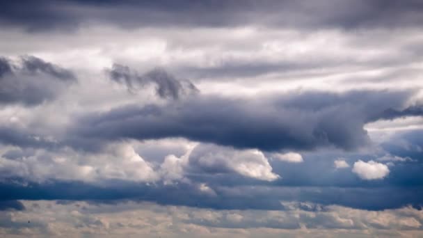 Kümülüs Bulutlarının Mavi Gökyüzünde Hareket Etme Zamanı Karanlık Aydınlık Gri — Stok video