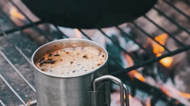 Caneca Com Café Aromático Que Autofaz Uma Fogueira Acampamento Natureza — Vídeo de Stock