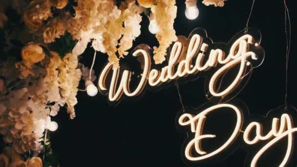Düğün Kemeri Törende Düğün Gününün Neon Yazısıyla Birlikte Tatil Kompozisyonu — Stok video