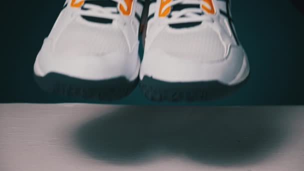 Imitação Andar Com Par Sapatos Atléticos Brancos Uma Mesa Mãos — Vídeo de Stock