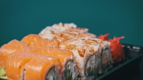 Sushi Rollen Een Plastic Doos Draaien Close Sushi Doos Met — Stockvideo