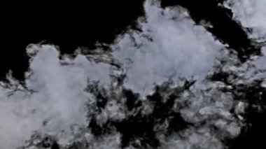 Alfa kanallı duman veya buhar akımı, yavaş çekim. Patlama buharı. Beyaz duman bulutları yükseliyor. Yüzen sis. Gerçek atmosferik etki, duman dokusunun soyut parçacıkları