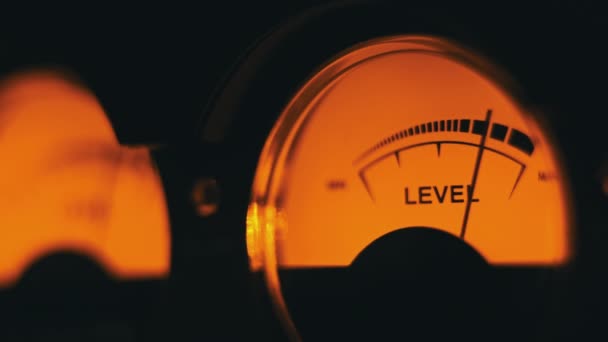 Sarı Arka Işıklandırmalı Ses Sinyali Seviyesinde Iki Klasik Göstergesi Analog — Stok video