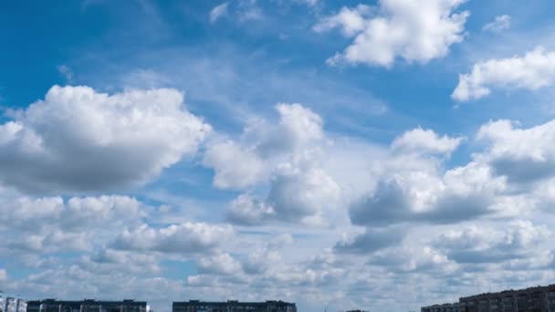 青空の雲の時間の経過は 高層ビルの屋根の上を移動する 街の向こうにある雲 クラウドスケープ 青い空と雲が通り過ぎていく屋上 ワイドショット タイムラプス — ストック動画