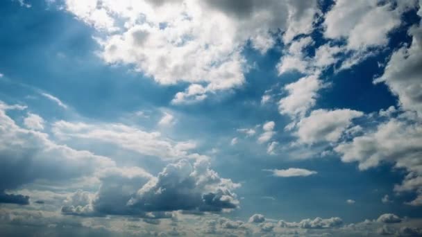 天空中令人惊奇的云的时间过去了 广阔的云彩背景 光线和灰蒙蒙的云彩在阳光下移动 时间消逝 天气的变化 复制空间 全景云雾空间 — 图库视频影像