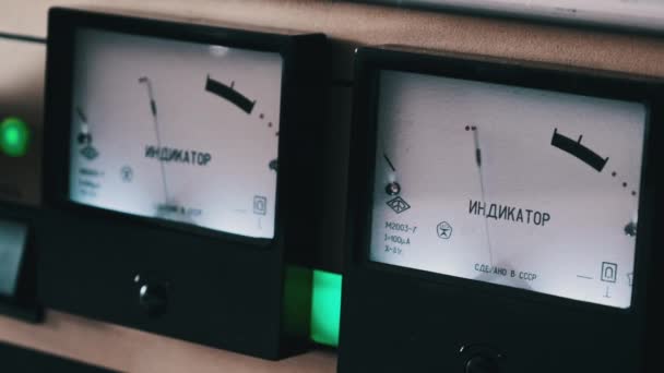 自制管放大器上的模拟箭头信号电平指示器 立体指标显示音量水平 复式体积单位计 铭文的翻译 指示器 苏联制造 技术信息 — 图库视频影像