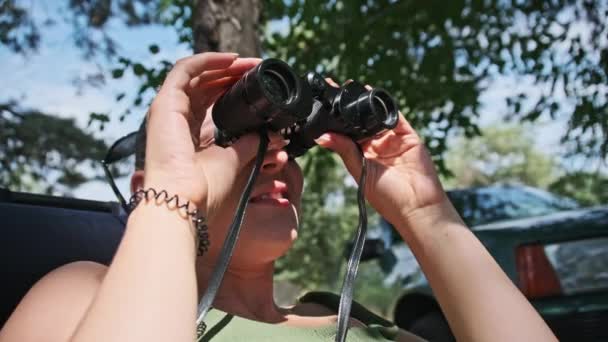 Egy Távcsövön Keresztül Néz Egy Kanapéra Kempingezés Melletti Erdőben Fiatal — Stock videók