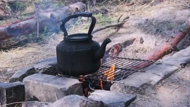 Eine Geräucherte Teekanne Kocht Wasser Über Dem Selbstgebauten Touristenherd Der — Stockvideo