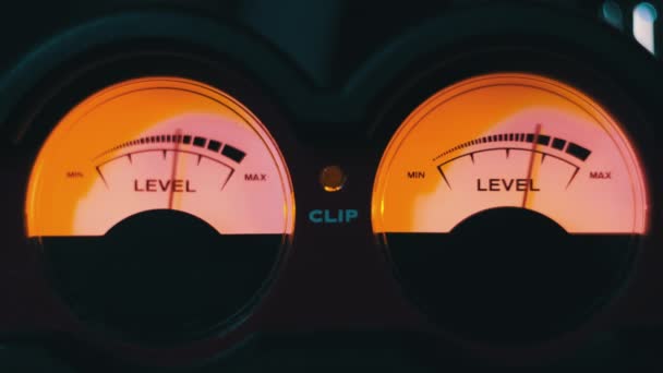 Dva Archivní Šipkové Indikátory Hladiny Zvukového Signálu Žlutým Podsvícením Detailní — Stock video