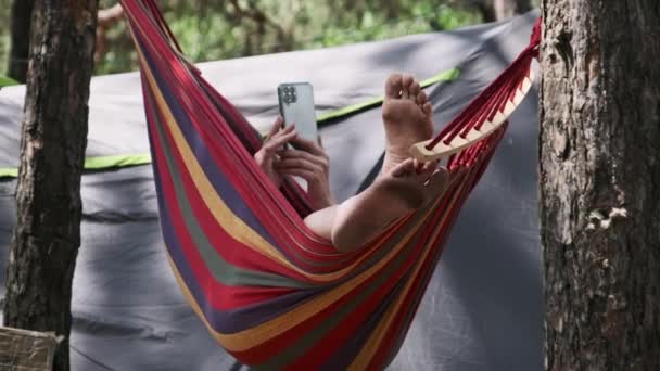 Жінка Туристка Лежить Гамаку Біля Намету Використовує Смартфон Вид Жіночі — стокове відео