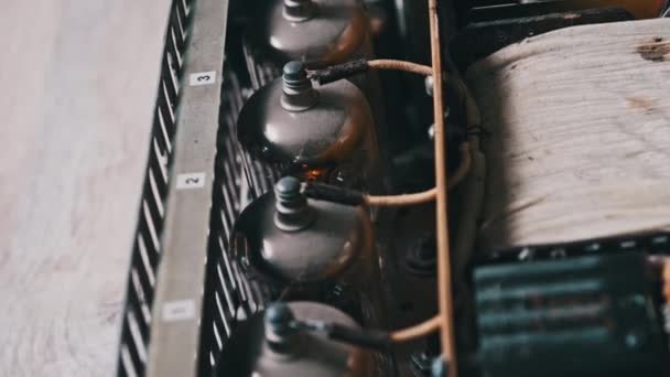 Vakuumrör Som Lyser Inuti Hemgjord Högkvalitativ Ljudförstärkare Vintagskretsar Radiokomponenter Ledningar — Stockvideo