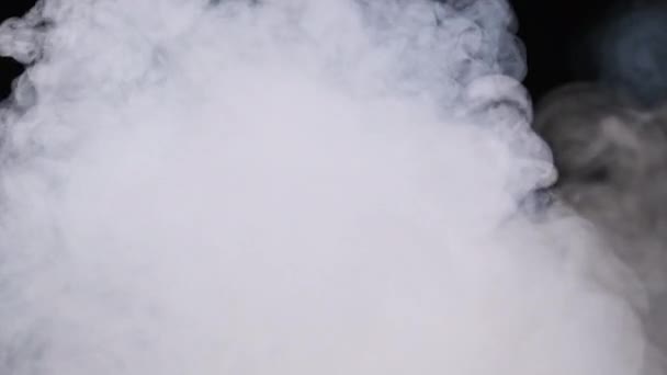 Nubes Humo Vapor Sobre Fondo Negro Levanta Vapor Blanco Niebla — Vídeo de stock