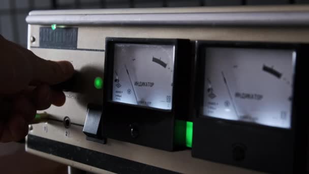 自家製チューブアンプの矢印信号レベルインジケータ インジケータは音量レベルで変動します ステレオDbレベル 碑文の翻訳 ソ連製 ボリューム 技術情報 — ストック動画