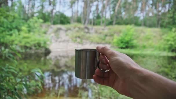 Pov Turist Dricka Kaffe Järnmugg Utomhus Sommaren Människan Håller Bägaren — Stockvideo