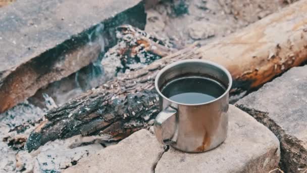 Kubek Samozaparzającą Się Aromatyczną Kawą Ognisku Przyrodzie Zbliżenie Tło Turystycznego — Wideo stockowe