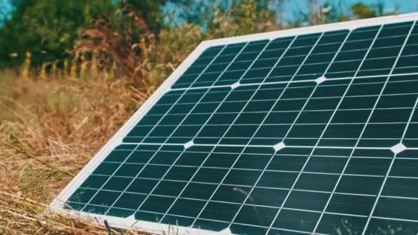 Tragbare Solarzellen Liegen Der Natur Auf Dem Boden Und Erzeugen — Stockvideo