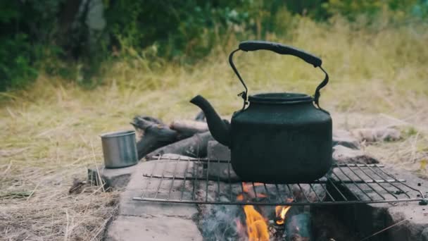 Eine Geräucherte Teekanne Kocht Wasser Über Dem Selbstgebauten Touristenherd Der — Stockvideo