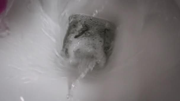 Dalam Tampilan Air Pembilasan Toilet Dalam Gerakan Lambat Dengan Rotasi — Stok Video