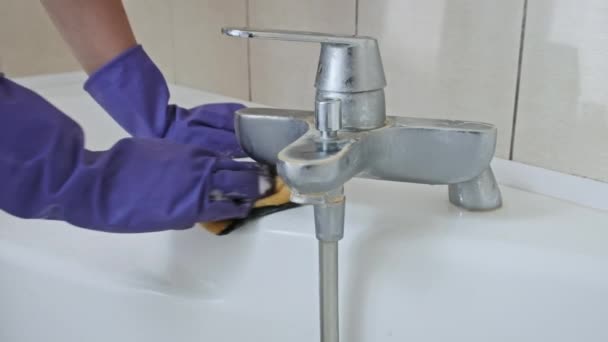 Γυναίκα Μπλε Λαστιχένια Γάντια Που Καθαρίζει Βρώμικο Μπάνιο Ένα Πορτοκαλί — Αρχείο Βίντεο