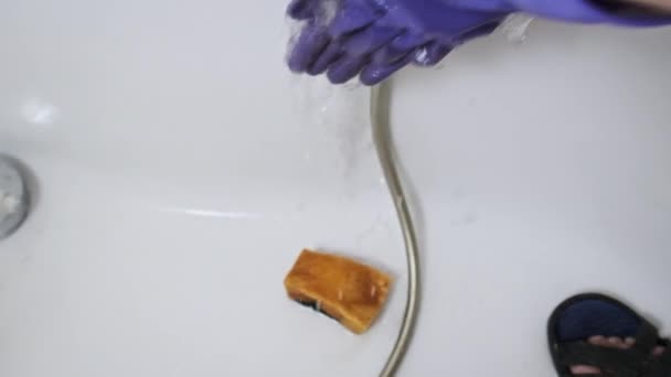 Egy Gumikesztyűben Mossa Kezét Folyó Víz Alatt Miután Kitakarította Fürdőszobát — Stock videók