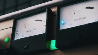 Klasik çevirme göstergelerinde ses düzeyi. Ev yapımı tüp amplifikatöründeki Retro ok göstergesi. Sıcak ev atmosferi. Yazıtlar - gösterge, SSCB, ağ, hacim, gösterge üzerindeki teknik bilgi