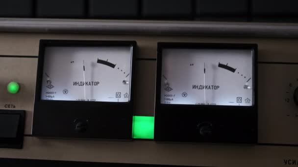 Twee Grote Retro Pijl Indicatoren Voor Stereo Geluidsniveau Toont Het — Stockvideo