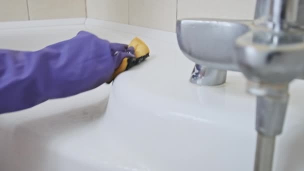 Donna Guanti Gomma Blu Pulire Bagno Sporco Con Una Spugna — Video Stock