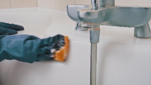 Женщина Синих Резиновых Перчатках Чистит Грязную Ванную Оранжевой Губкой Замедленной — стоковое видео