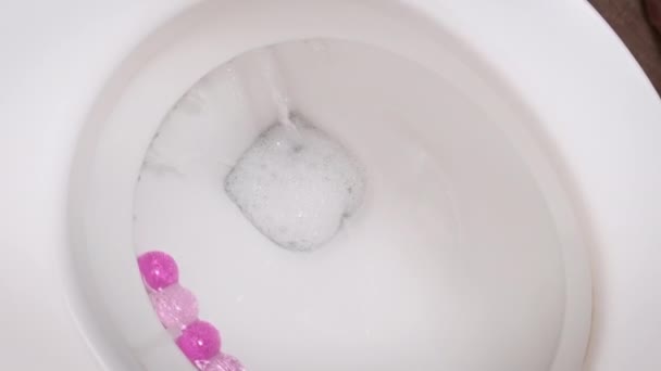 用慢动作冲洗马桶 在现代浴室的马桶里旋转的水的内部视图 摄像机旋转着放大了 水冲进下水道 节约用水 — 图库视频影像