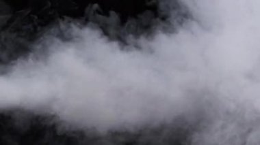 Siyah arka planda beyaz duman. Patlama buharı. Duman bulutları ya da buhar yükselir. Yüzen sis. Gerçek atmosfer etkisi, soyut duman dokusu parçacıkları, FX. Uzayı kopyala 4K.