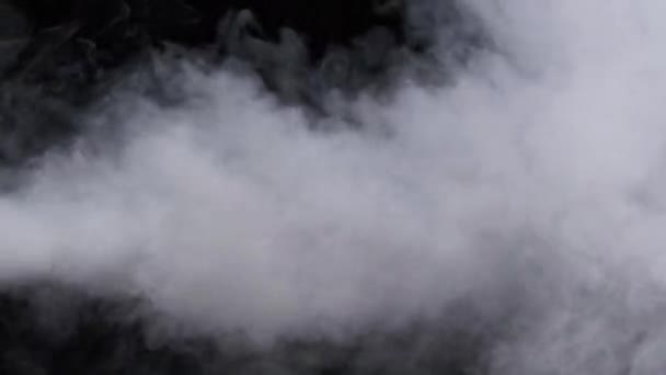 白い煙が黒い背景に 爆発スチーム 煙や蒸気の雲が上昇する フローティングフォグ 実際の大気効果 煙の質の抽象的な粒子 スペースをコピーする 4Kについて — ストック動画