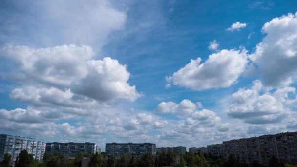 Tijdsverloop Van Wolken Aan Blauwe Hemel Beweegt Zich Daken Van — Stockvideo