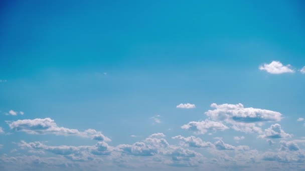 Nuvens Suaves Cúmulo Branco Movem Lentamente Céu Azul Timelapse Fundo — Vídeo de Stock