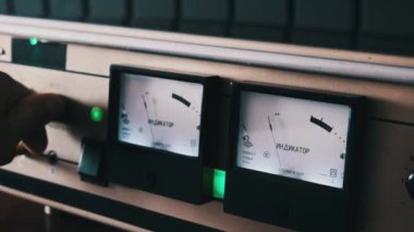 Ev yapımı, ok hacmi göstergelerine sahip stereo yükseltici. Ev atmosferi. Klasik müzik. Teyp retro sesini kontrol et. Yazı göstergesi, SSCB 'de yapılmış, düşük, teknolojik bilgi