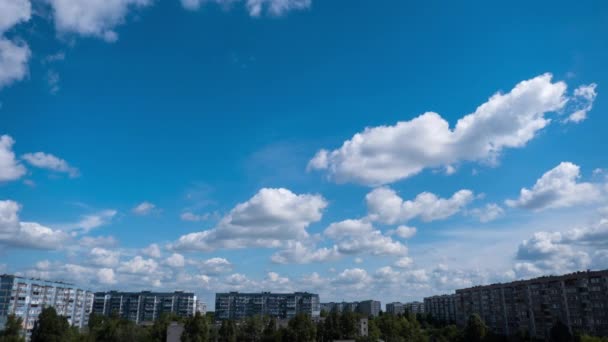Tijdsverloop Van Wolken Aan Blauwe Hemel Beweegt Zich Daken Van — Stockvideo