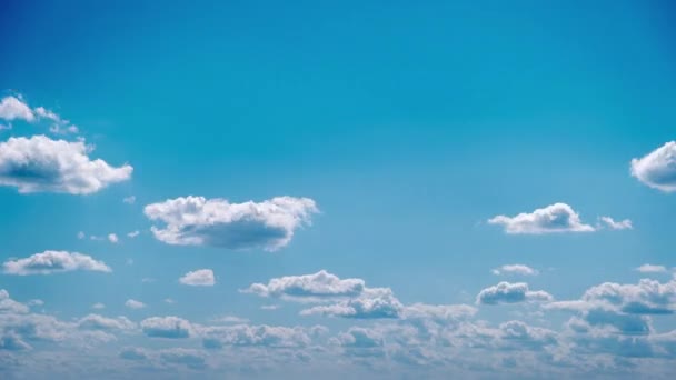 Μαλακό Λευκό Πυκνό Σύννεφο Κινείται Αργά Στον Γαλάζιο Ουρανό Timelapse — Αρχείο Βίντεο
