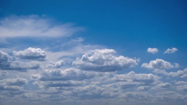 柔和的白色积云缓慢地在蓝天中移动 时间流逝 在多云的空间里 淡淡的云彩的背景会改变形状 自然背景 时间差 复制空间 — 图库视频影像