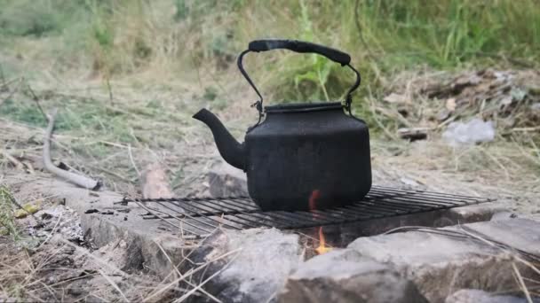 Une Théière Fumée Fait Bouillir Eau Sur Cuisinière Touristique Faite — Video