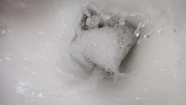 用慢动作冲洗马桶 在现代浴室的马桶里旋转的水的内部视图 摄像机旋转着放大了 水冲进下水道 节约用水 — 图库视频影像