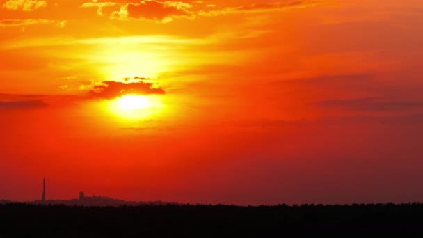 Coucher Soleil Dessus Horizon Dans Ciel Orange Avec Des Nuages — Video