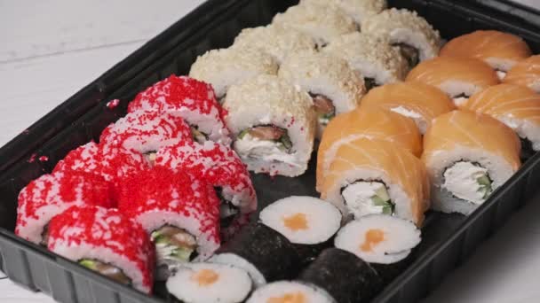 Chopsticks Nemen Één Sushi Uit Sushi Doos Close Rollen Een — Stockvideo