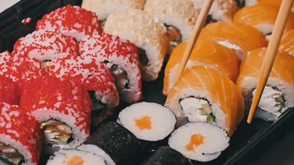 Sticks Tar Sushi Från Sushiboxen Närbild Rullar Plastlåda Färdiga Att — Stockvideo