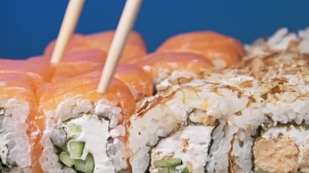 Yemek Çubukları Suşi Kutusundan Bir Suşi Alır Yakın Plan Plastik — Stok video