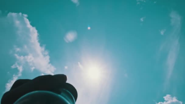 Main Masculine Jette Une Ampoule Incandescente Dans Ciel Par Soleil — Video